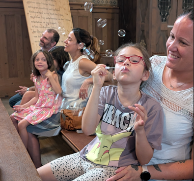 Familiengottesdienst mit Besuch von Petrus und Paulus